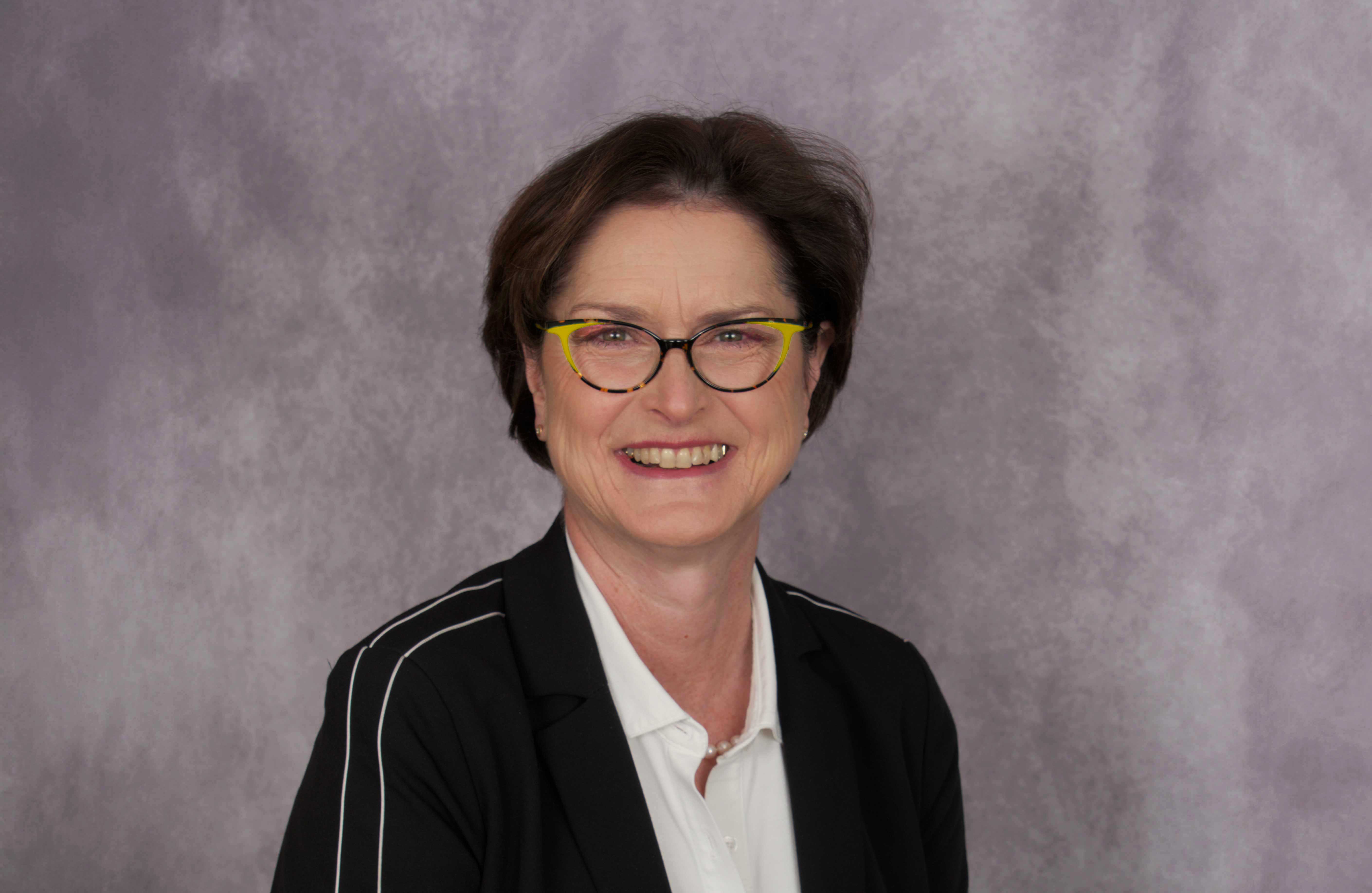 braunhaarige Frau Sabine Schuhmann-Haudeck mit Brille